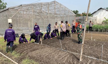 Polisi-bersama-Warga-Desa-Bakungtemenggungan-Siapkan-Lahan-Produktif-Wujudkan-Ketahanan-Pangan